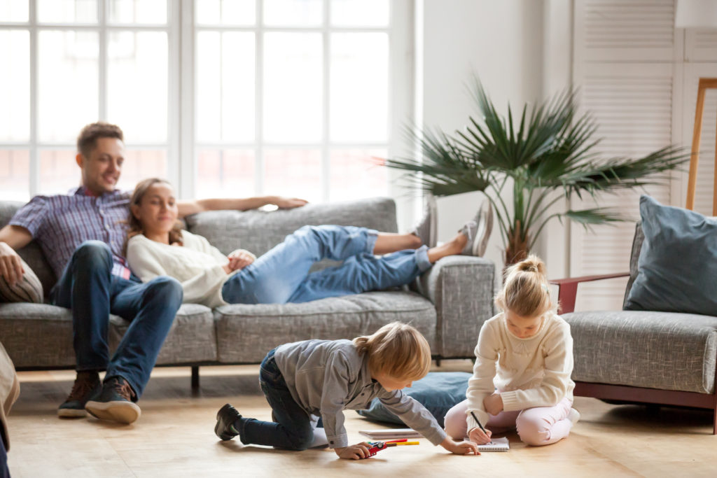 Gezin ontspant in een warme woonkamer