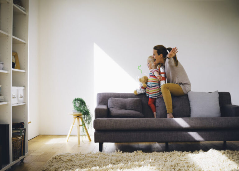 Stel ontspant op de bank in een warm huis